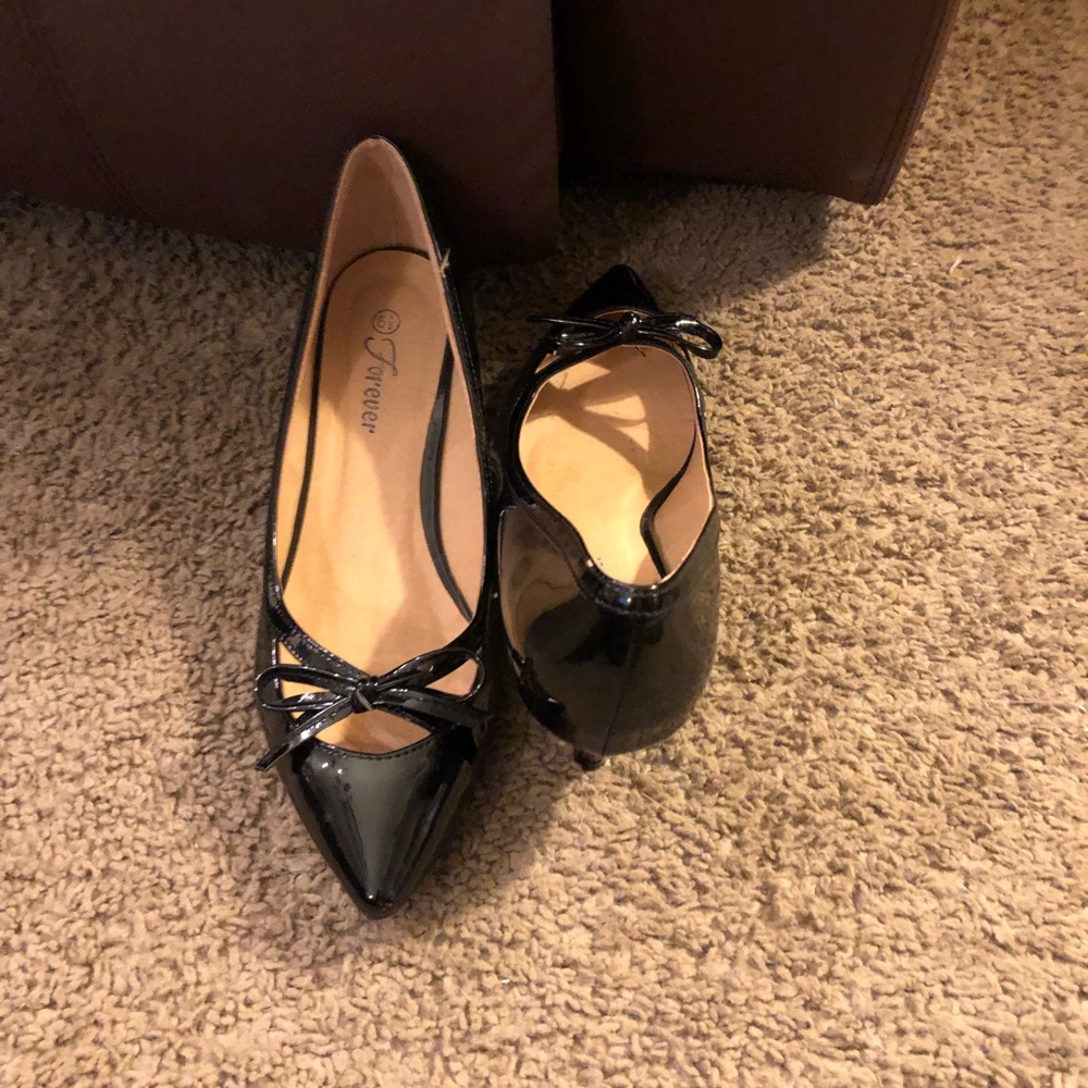 Black pumps